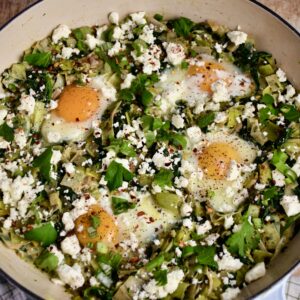 shakshuka vert with spinach and leeks