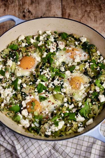 shakshuka vert with spinach and leeks